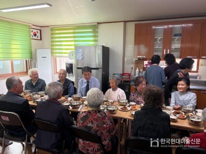 지난 10월, 경로당 무상급식 시범사업 화성면 잔디리경로당 현장 점검 모습