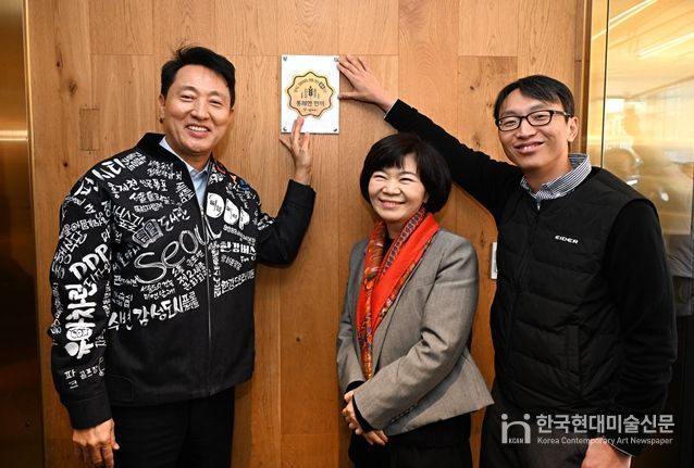 오세훈 서울시장이 11일 '통쾌한 한끼' 1호점으로 선정된 종로구 소재 식당(순대실록)에 인증마크를 부착 후 기념촬영 하고 있다. 왼쪽부터 오세훈 시장, 육경희 순대실록 대표, 정희원 서울시 건강총괄관.