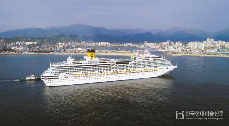 속초항 입항하는 코스타세레나호
