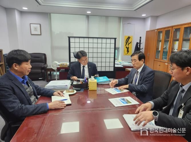 충주시 2026년 정부예산 확보에 총력 기울여(오른쪽에서 두번째 조길형 시장이 가운데 이재관 예결위 소위원과 예산 반영 관련 면담을 하고 있다)
