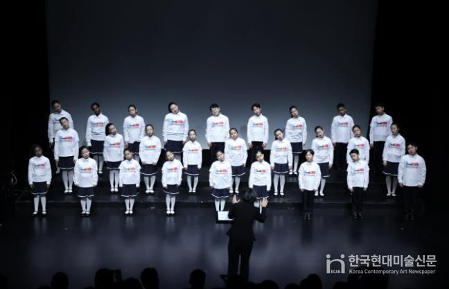 안산시 세계소년소녀합창단이 15일 소극장 보노마루에서 열린 ‘제15회 정기연주회’ 무대에서 합창을 하고 있다.