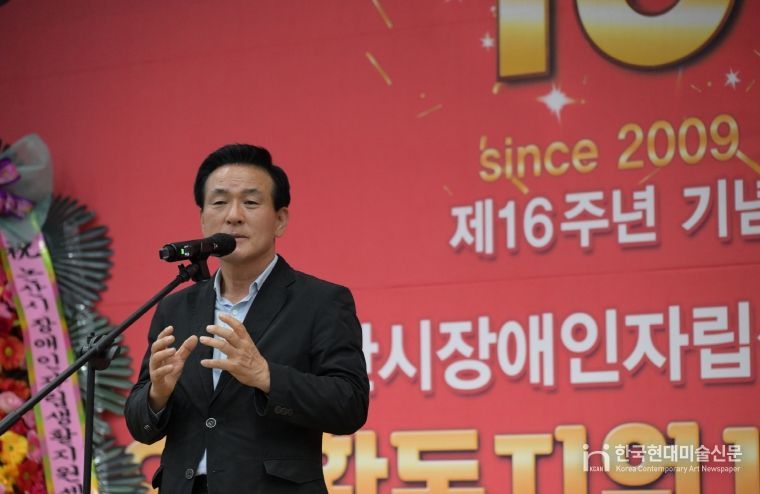 축사를 전하는 백성현 논산시장