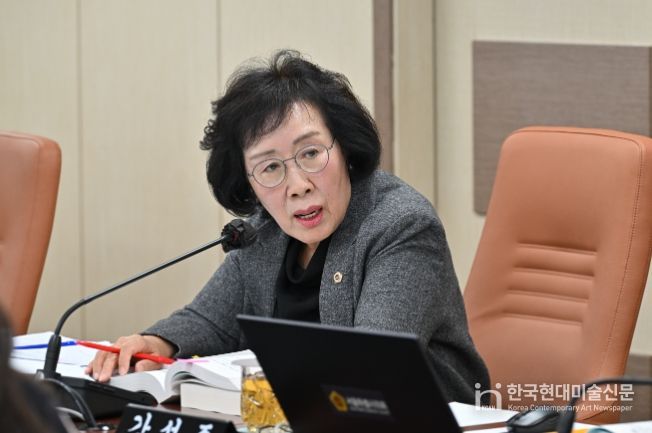 신복자 서울시의원이 여성가족실 행정사무감사에서 질의를 하고 있다.