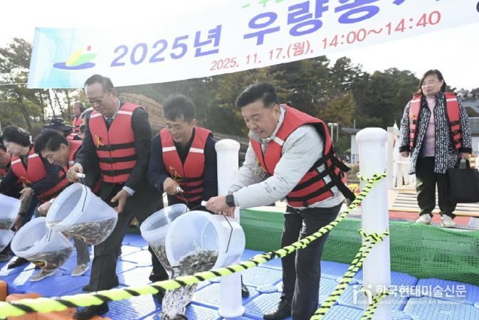 토종어류 방류 작업 모습