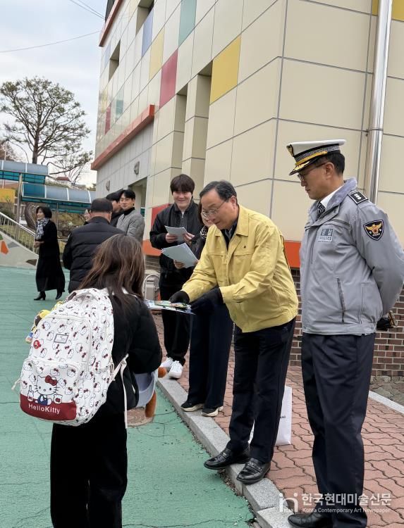 청양초등학교 후문 일대에서 ‘등굣길 어린이 약취·유인 예방 캠페인’을 실시하며 어린이 약취, 유인범죄의 심각성을 알렸다.
