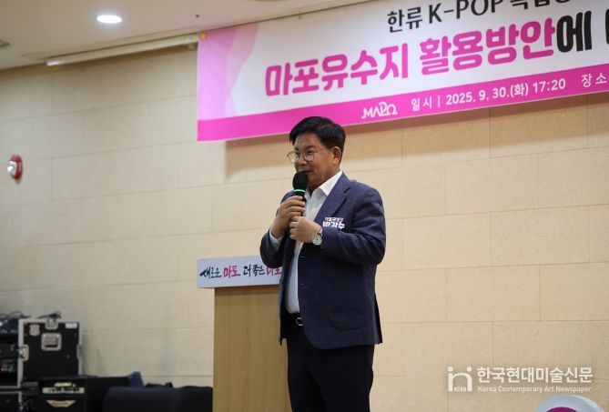 박강수 마포구청장이 마포유수지 활용방안에 대해 설명하고 있다.