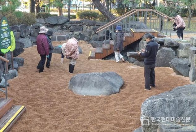 수성못 솔숲광장 내 ‘맨발 걷기 힐링장’