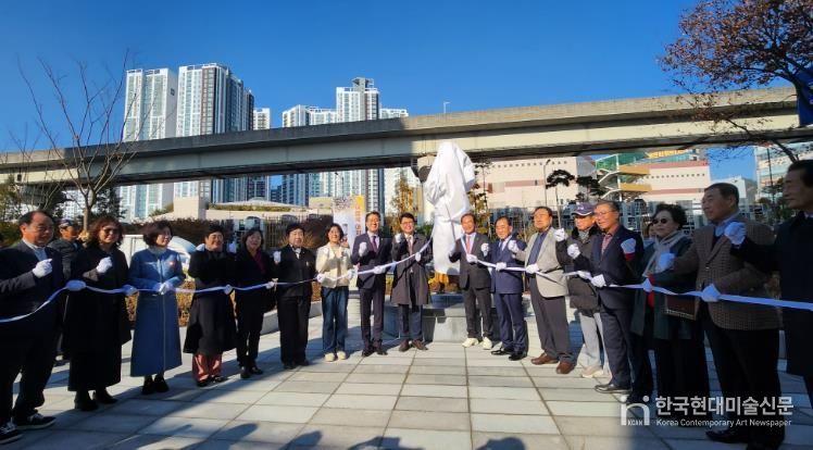 부산 사상구, ‘재첩국 아지매 조형물’ 제막..지역 정체성 담은 새 랜드마크 탄생