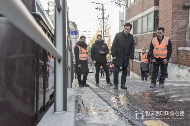 지난 겨울 제설대책 추진 현장을 찾아 점검하는 이기재 양천구청장