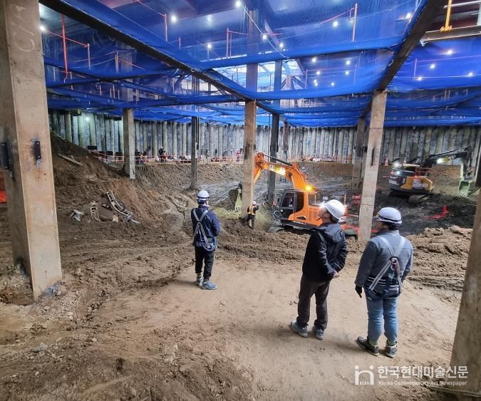 구로구 관계자들이 겨울철 안전사고 예방을 위해 건축공사장 안전 점검을 실시하고 있다.