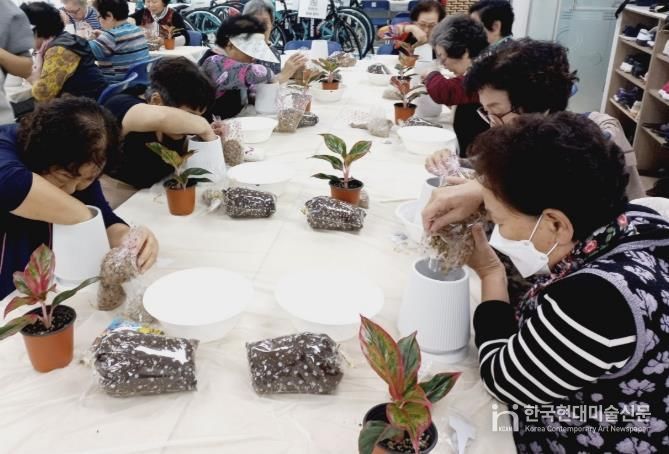 어르신들이 원예프로그램에 참여하고 있는 모습