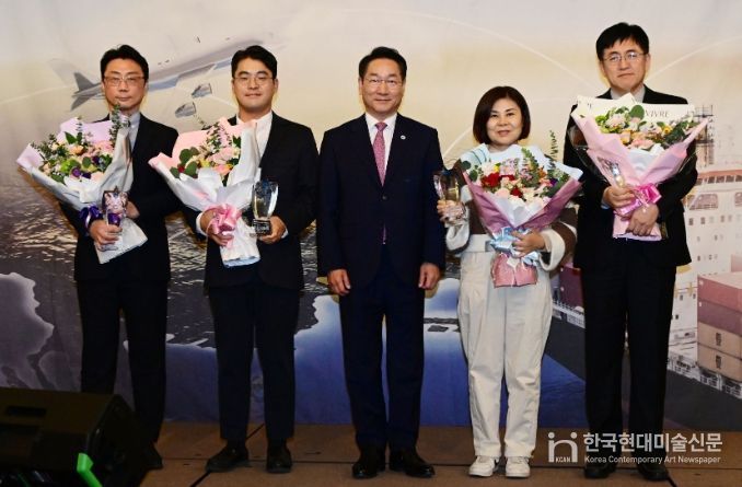 유정복 인천광역시장이 25 연수구 쉐라톤호텔에서 열린 '2025년 인천광역시 물류의날' 행사에서 물류발전대상 시상을 하고 있다.