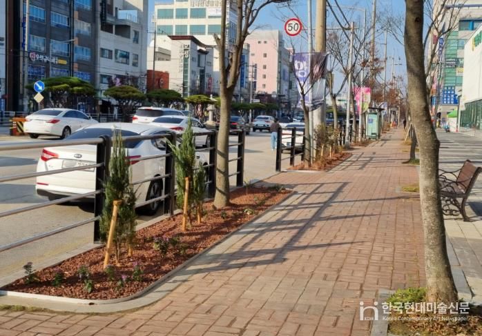 도심에 자연을 더하다…익산시, 하나로 화단 새단장