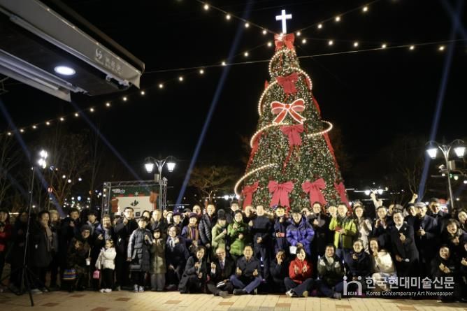 보은군, 대형 크리스마스트리 점등… 올겨울 뱃들공원을 환하게 밝힌다