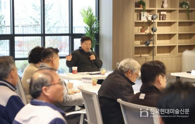 박승원 광명시장이 지난 2일 오후 광명제1R구역 재개발정비사업 '광명자이더샵포레나' 현장을 찾아 공사 현황을 청취하며 품질관리와 안전관리에 최선을 다해줄 것을 당부하고 있다.