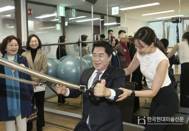 지난달 개최된 관악더행복마루 개관식에서 기구 필라테스 체험하는 박준희 관악구청장
