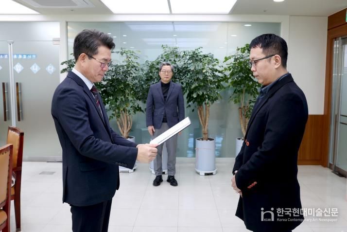 지난 1일 정원오 성동구청장(좌측)이 노동이사 임명장을 수여하고 있는 모습