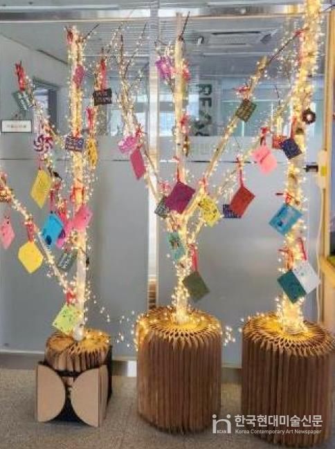 서대문구 자원되살림센터 로비에 설치된 ‘친환경 크리스마스트리’