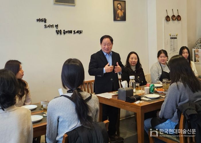 12월 1일 신규공직자들과 소통하며 응원의 메시지를 전달하는 주광덕 시장