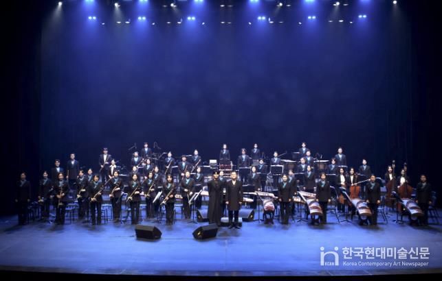 안산시립국악단이 4일 안산문화예술의전당 해돋이극장에서 제69회 정기연주회 '월드 오케스트라 Ⅶ'를 진행하고 있다.