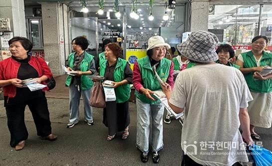 철원군새마을부녀회(회장 : 이애숙)는 동송전통시장에서 생활쓰레기 분리배출 홍보를 펼쳤다.