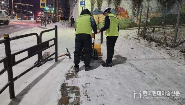 보행로 제설작업 현장 모습
