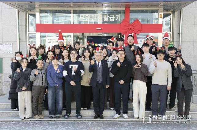 보은군, 대형 리본과 산타모자… 민원실이 크리스마스 선물로 변신! 연말 분위기 가득한 '감성 행정서비스'