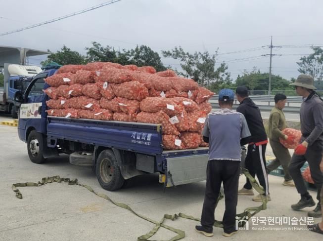 지역 농산물의 운송을 돕는 ‘수확 운송작업단 운영 지원 사업’ 추진 모습.