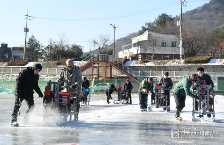 지난 1월, 행복 일자리에 참여한 군민들이 축제장 얼음판 천공작업을 하고 있다