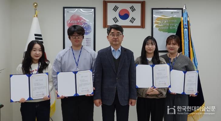 천안도시공사 1기 체험형 인턴이 활동을 마치고 수료증을 받고 있다.