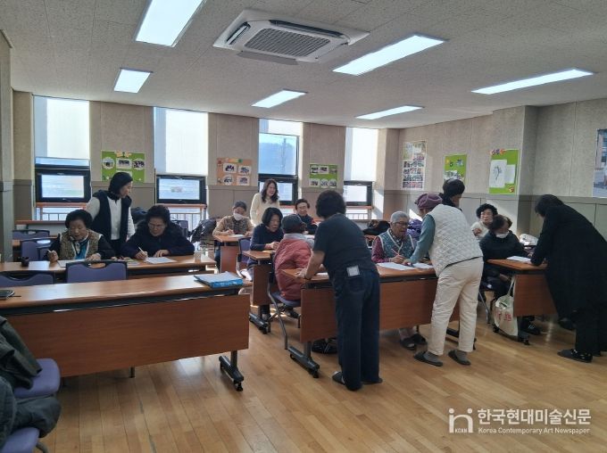 옥천군 실버미술심리상담사 수료생, 지역 어르신 찾아간다