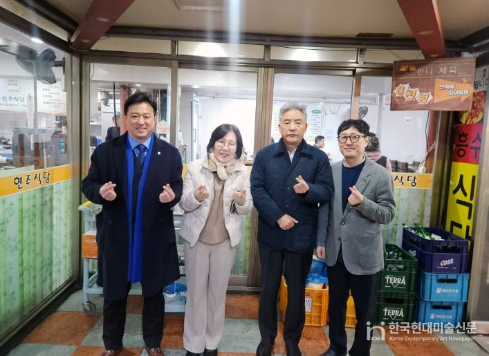 군포시의회 의원들은 9일 ‘군포시 착한가격업소’ 이용 활성화를 위해 산본로데오거리 내 현주식당을 찾아 점심을 했다.