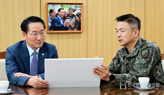 유정복 인천광역시장이 10일 시청 접견실에서 이광섭 육군 제17보병사단장과 인천 안보태세를 점검하고 있다.