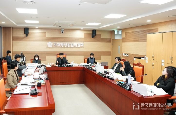 아산시의회 기획행정농업위원회가 제263회 아산시의회 제2차 정례회 중 2026년도 본예산 심사를 진행하고 있다.