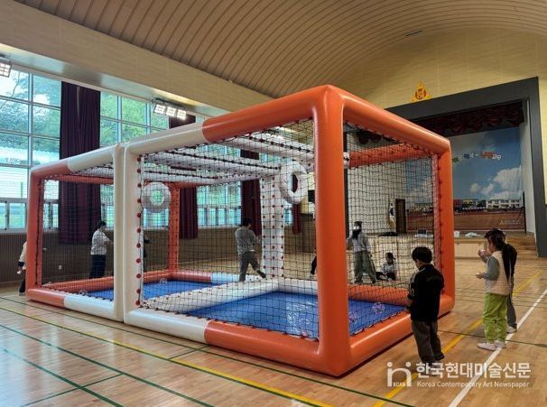 남양초등학교에서 드론 축구 수업을 진행하고 있다.