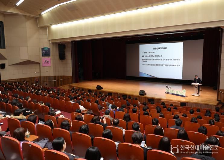 문형배 전 헌법재판관이 시청 어울마당에서 강연하고 있다.