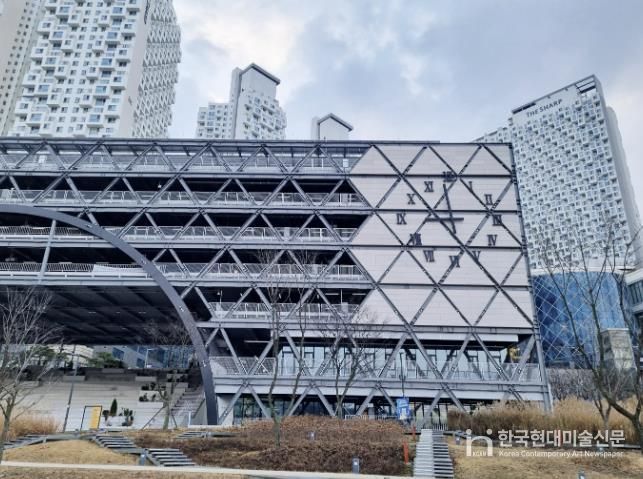 동탄호수공원 주차타워 벽시계(주간)