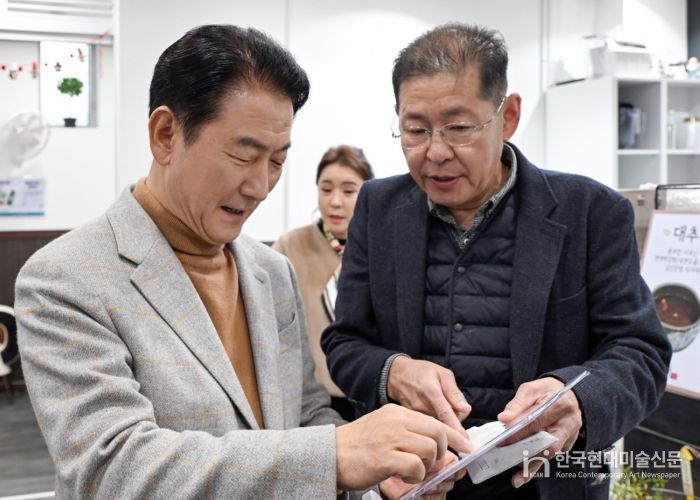 김동근 시장이 12월 11일 시청 내 아름드리카페에서 열린 ‘2025년 세움공동체 후원마당’에 참여해 식료품 목록을 살펴보고 있다.