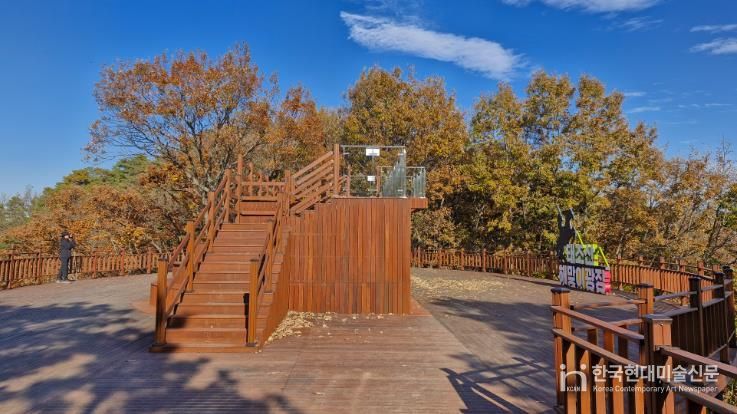 천안시 태조산 등산로에 설치된 하늘길 전망대 모습.