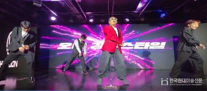 공연을 하고있는 인디스탈 소속 K-Pop 개그 아이돌 (사진제공: 주한외국기업연합회 KOFA)