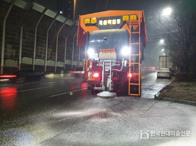 수원시가 13일 저녁 제설차량을 운행하며 제설제를 살포하고 있다.