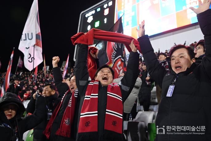 이달 8일 부천FC1995 승강 PO 2차전 경기에서 골을 넣자, 조용익 부천시장이 기뻐하고 있다