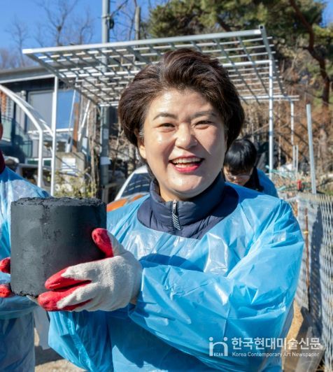 강북구의회 김명희 의장, 새마을지도자협의회 ‘사랑의 연탄 나눔 봉사 활동’ 참여
