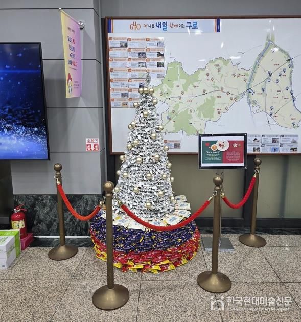 구로구청 본관 로비 중앙에 마련된 라면트리 전시 전경