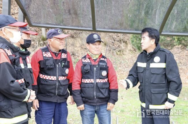 봄철 최재형 군수가 산불진화대원들을 격려하는 모습