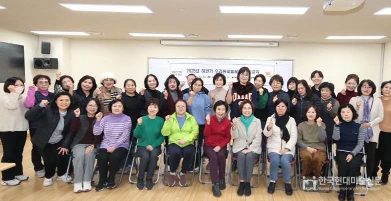 12월 15일, 박희영 용산구청장이 용산아트홀 문화강좌실에서 열린 ‘우리동네돌봄단 하반기 힐링교육’에 참석해 단원들과 기념사진을 촬영하고 있다