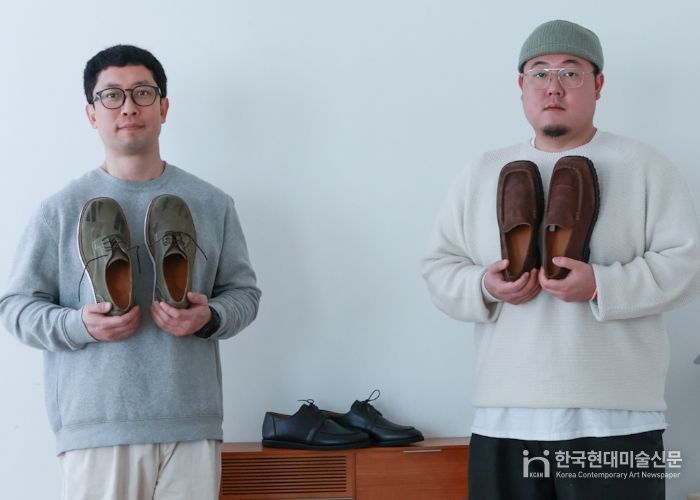 청년 창업자 임차료 지원사업 참여업체인 칠링세레머니 정승익 대표(오른쪽)와 성세훈 이사(왼쪽)가 제품을 들고 포즈를 취했다.