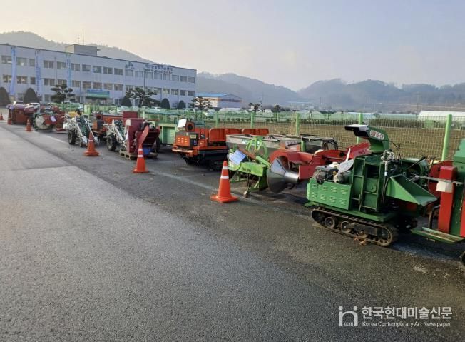 농업기술센터 앞에 농기계가 전시되어있다