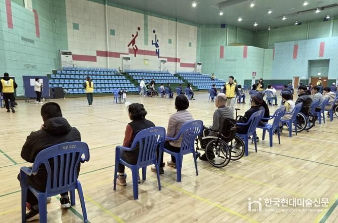 18일 태안군민체육관에서 진행된 보치아 체험강좌 모습