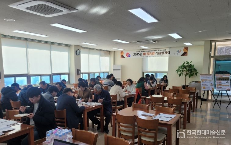 1. 천안시농업기술센터가 벼 품종 개발을 위한 식미평가회를 진행하고 있다.